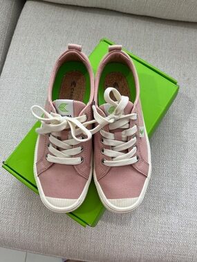 Cariuma Oca Low Cap Tie Sneakers. Rose